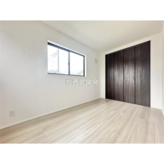 部屋にはクローゼットがございます。収納が多いお家はすっきりして快適空間です。