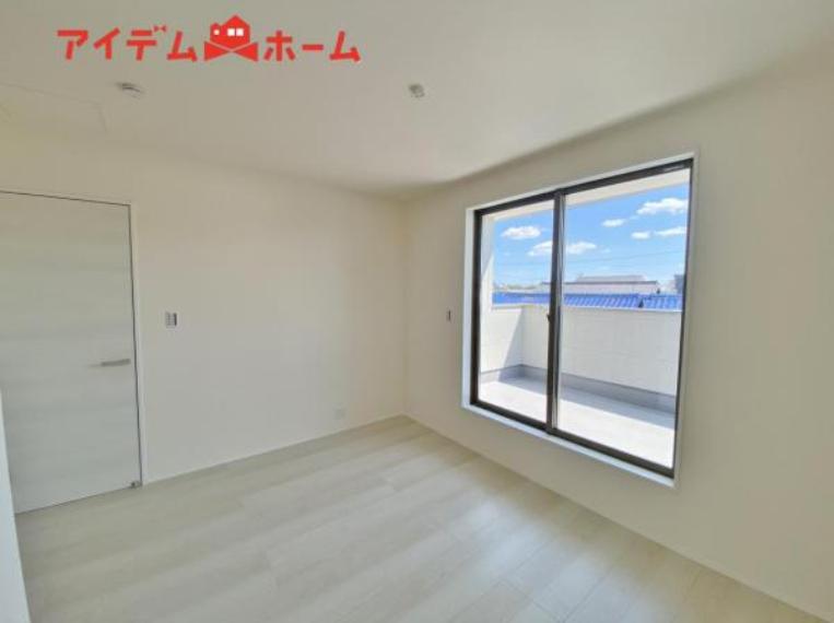 1号棟<BR/>2面採光がとれる主寝室は南側に窓を設けているため<BR/>一日中明るく、気分も明るくなります！