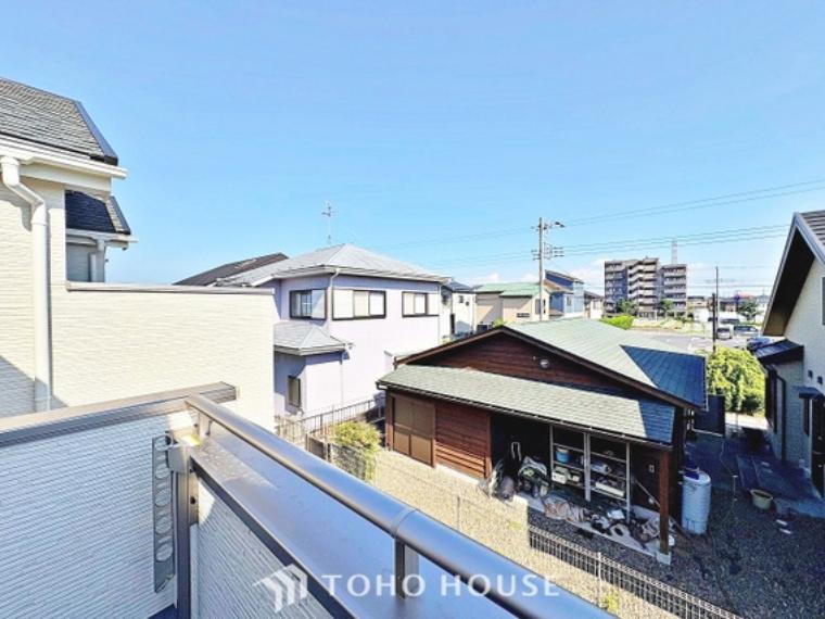 手を伸ばせば、ふれることが出来そうな環境が、そのままインテリアになったような印象です。