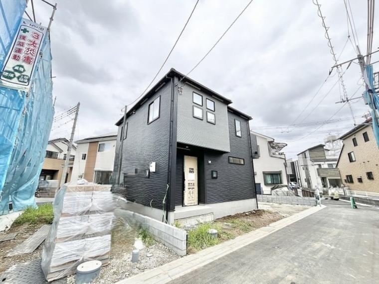 洗練されたダークトーンの外観が、街並みに落ち着いた存在感を添える現代的な佇まいの住まいです。