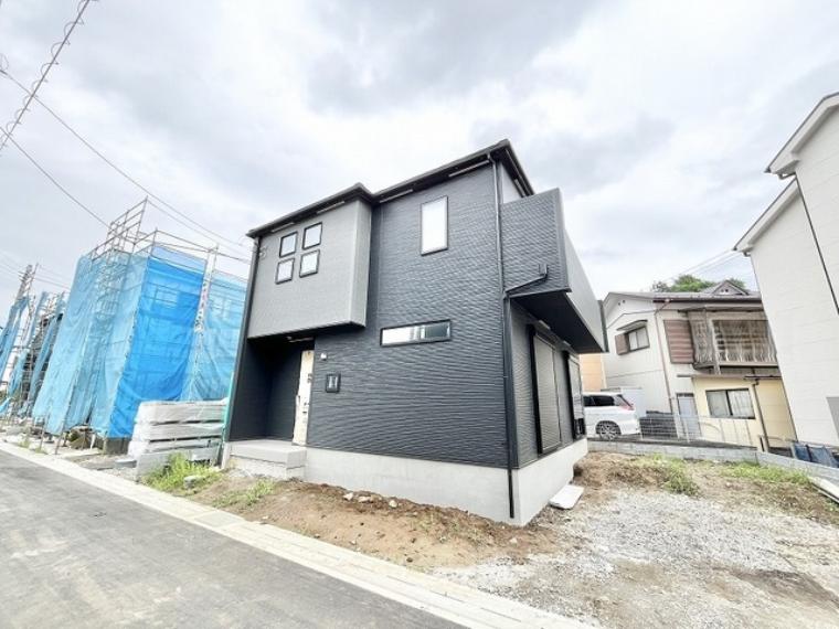 洗練されたダークトーンの外観が、街並みの中で確かな存在感と落ち着きを放っています。