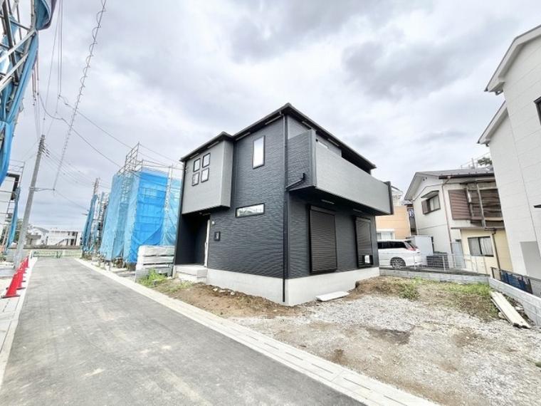 洗練されたフォルムが印象的な、周囲の景観に馴染むモダンな佇まいが魅力の住まいです。
