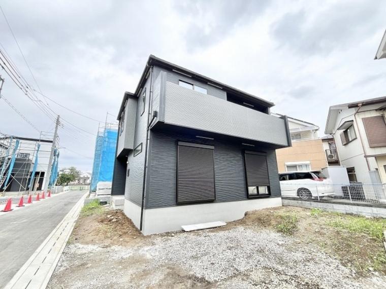 洗練されたダークトーンの外壁が際立つ、街並みの中に凛とした存在感を放つ住まいです。