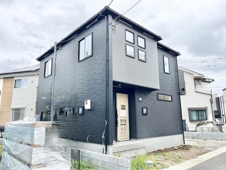 洗練されたダークトーンの外壁が際立つ、街並みに落ち着いた存在感を放つ住まいです。
