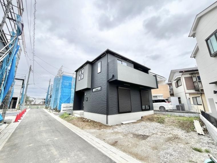洗練されたダークトーンの外観が、周辺の景観の中で凛とした存在感を放っています。