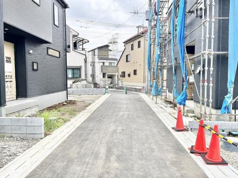 整然と区画された街並みに、新しい暮らしの気配を感じる穏やかな通りです。