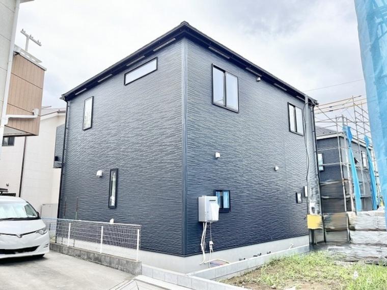 洗練されたダークトーンの外観が、街並みに落ち着きと確かな存在感をもたらします。