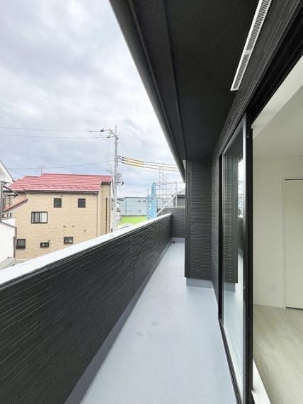 落ち着いた色合いの外壁が印象的な、日々の暮らしに静かな安らぎをもたらす開放的な空間です。