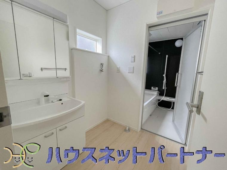 洗面室のある脱衣所は広々。脱いだお洋服をそのままお洗濯。
