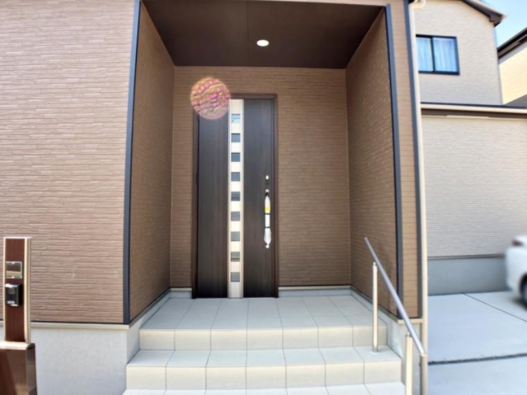 【玄関】<BR/>雨の日でも出入りの際に濡れにくい玄関ポーチです。玄関前で傘を開いたり閉じたりしやすく、荷物が多い日でも落ち着いて出入りできます。毎日の暮らしを快適にしてくれる、うれしいポイントです。