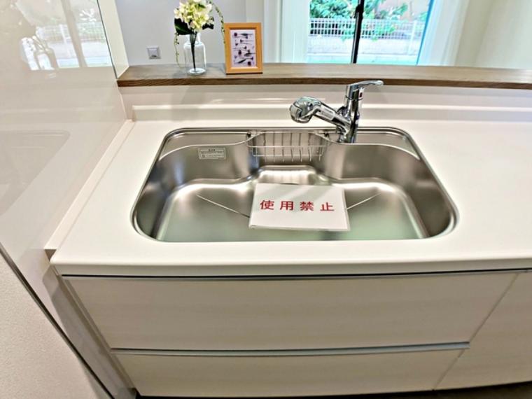 【浄水器内蔵シャワー水栓】<BR/>飲用や調理に使う水を手元で切り替えて使用できます。シャワー切替により洗い物もしやすく、食器洗いや野菜洗いなど日常のキッチン作業が行いやすいです。