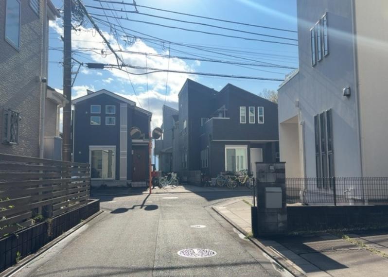 桜や紅葉の名所に出かける人は多いと思いますが、家にいながら季節の移ろいを感じる生活を送りませんか？リビングや窓から見える景色が生活を彩るワンポイントに！現地から見える景色を堪能してみては如何でしょう。