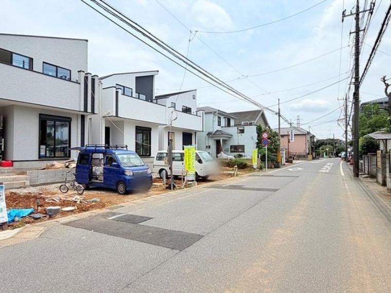 【前面道路】広い公道に面している新築分譲です。2026年7月撮影