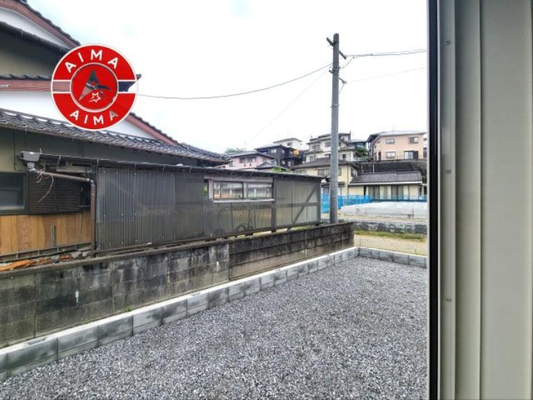 窓から緑が見える物件も魅力的です。