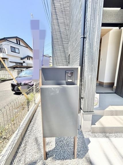 日々の暮らしを整える、すっきりと洗練された玄関まわりの設えが心地よい住まいです。