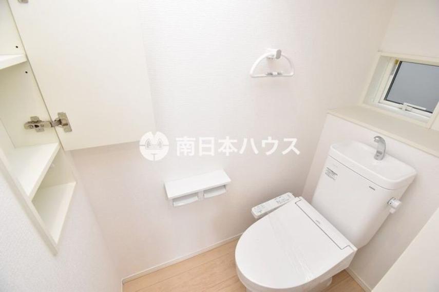 すっきり使いやすい1階トイレ空間。毎日使う場所だからこそ、清潔感のある仕上がりも魅力です。