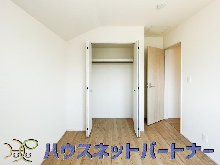 壁面クローゼットのメリットは、衣類が横一列に並ぶためひと目で洋服が選びやすいこと。衣類をたくさんお持ちの方も、限られたスペース内に無理なく収納することができます。