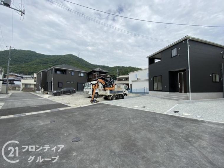 前道が広々としており、来客時にも安心して駐車できます。整備された道路で、車の出し入れがスムーズです。