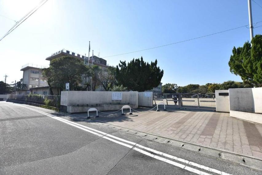 【桜丘西小学校】昭和53年開校。エリアは桜ヶ丘1から4丁目全域校訓はよく考える子　　　　思いやりのある子ねばり強い子　　　　元気な子（約480m）