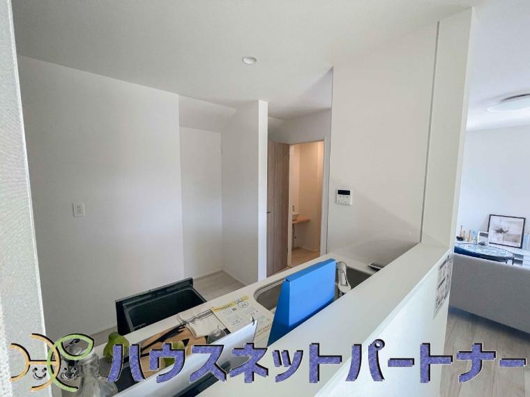 家族の様子を見ながらキッチンでお料理。一日の出来事を会話しながらの家事は嬉しいコミュニケーション。