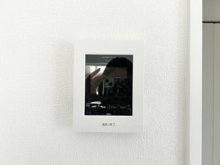 ■モニター付きインターホン■訪問者の顔が一目でわかる安心のモニター付きインターフォン！録画機能や夜間対応で防犯性もアップ 留守中でも来客を確認でき、毎日の暮らしをしっかり見守ります！