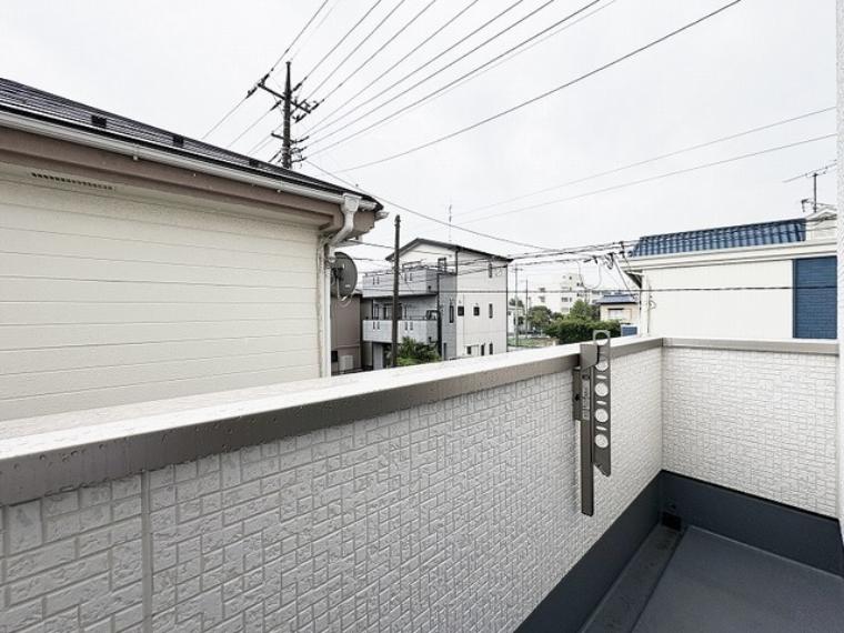 周囲の建物と程よい距離感を保ち、プライベートな時間を穏やかに過ごせる落ち着いた屋外空間です。