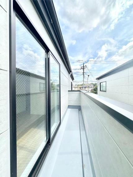 暖かな陽光が降り注ぐバルコニーはお洗濯におすすめ。爽やかな風も心地よいです。