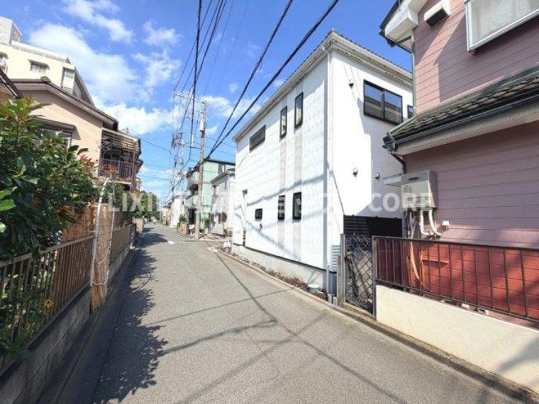 前面道路は閑静な住宅地をはしる車通りの少ない道路。お車の出し入れが苦手なママや小さなお子様にも安心。