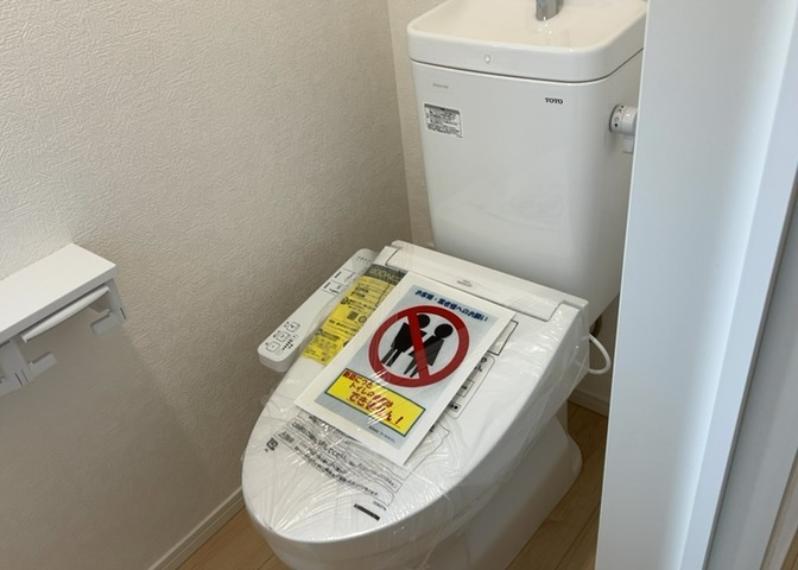 トイレは大きさや形、機能、抗菌性などが異なる多種多彩なタイプが各メーカーから出ています。それぞれに良さがあるため、事前にどういったタイプのトイレがいいのかをご家庭内で決めて、内見に行くといいでしょう。