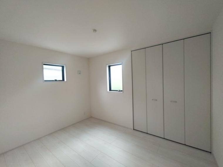 衣類の整理整頓に嬉しいクローゼット付きのお部屋。お子様のお部屋としても便利です。