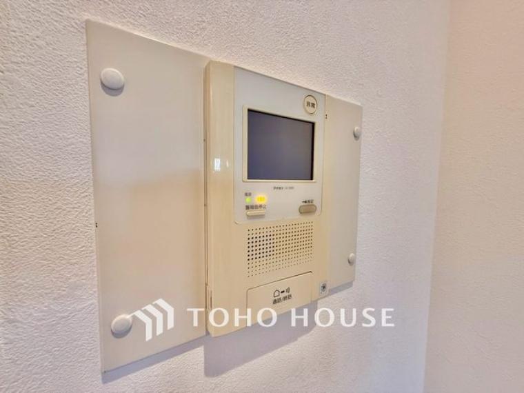 防犯設備 【モニター付きインターホン】今や当たり前の設備ですが、お子様の留守番時にも重宝する必須防犯アイテムです。留守中に誰が訪ねてきたのかも確認できますし、在宅中も「見える安心」がそこにあります。