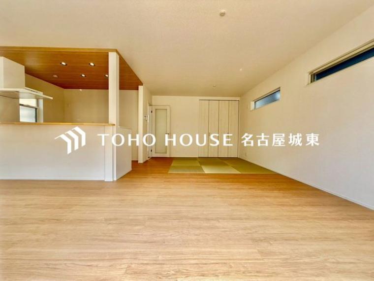 【楽しい我が家が一番】明るく開放的な空間が広がるリビングダイニング。室内には豊かな陽光が注ぎ込み、爽やかな住空間を演出。ホームパーティーでもゲストと一緒に料理を楽しみながら楽しい時間を過ごせそう。