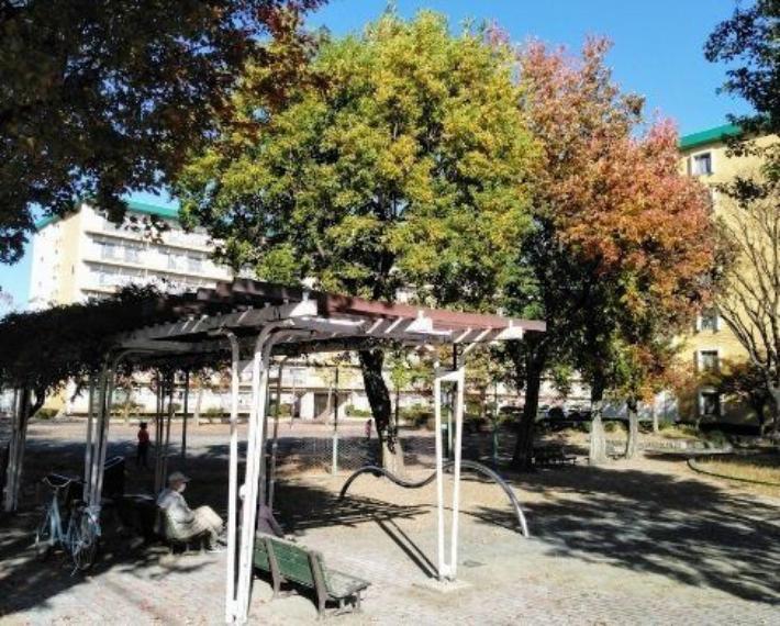 土古北公園■緑いっぱいの自然に囲まれた公園です。お父さんの休日には運動用具をもってキャッチボールしたり、サッカーしたりと幅広い遊びを可能にしてくれます。（約410m）