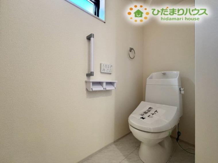 1階にある清潔なトイレには、便利な小窓と手摺りが付いています 綺麗な空気を取り込めるので毎日の暮らしが衛生面でも安心！明るい光が入る空間で、来客時にも気持ちよく使っていただける作りになっています