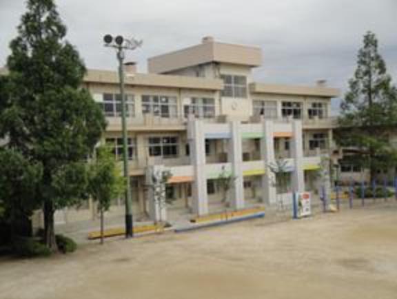 市川市立鬼高小学校（約177m）