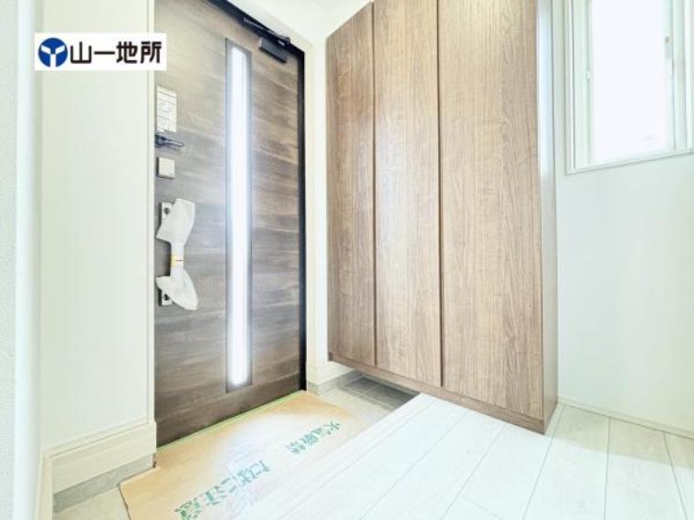 ご家族の帰り、訪れる方を優しく迎えてくれる玄関スペース