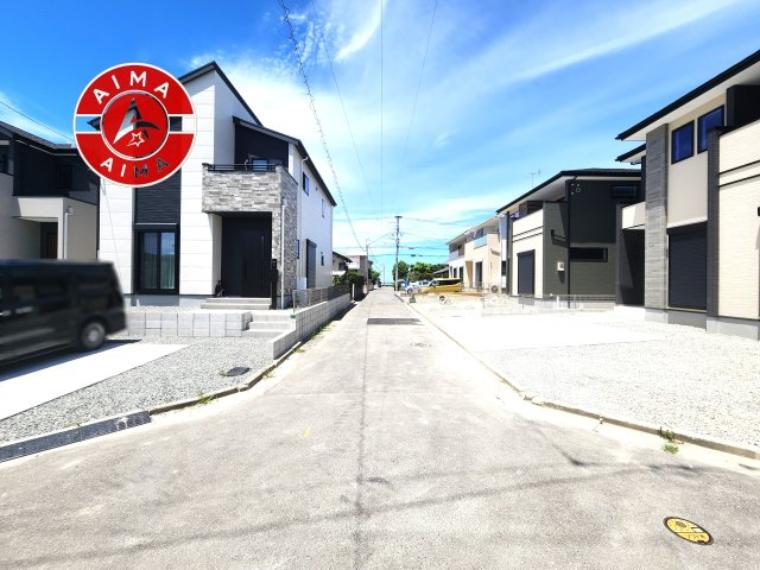 前面道路は閑静な住宅地をはしる車通りの少ない道路。お車の出し入れが苦手なママや小さなお子様にも安心ですね。しっかり舗装もされているので、ベビーカーや自転車で通っても快適に通行できます。
