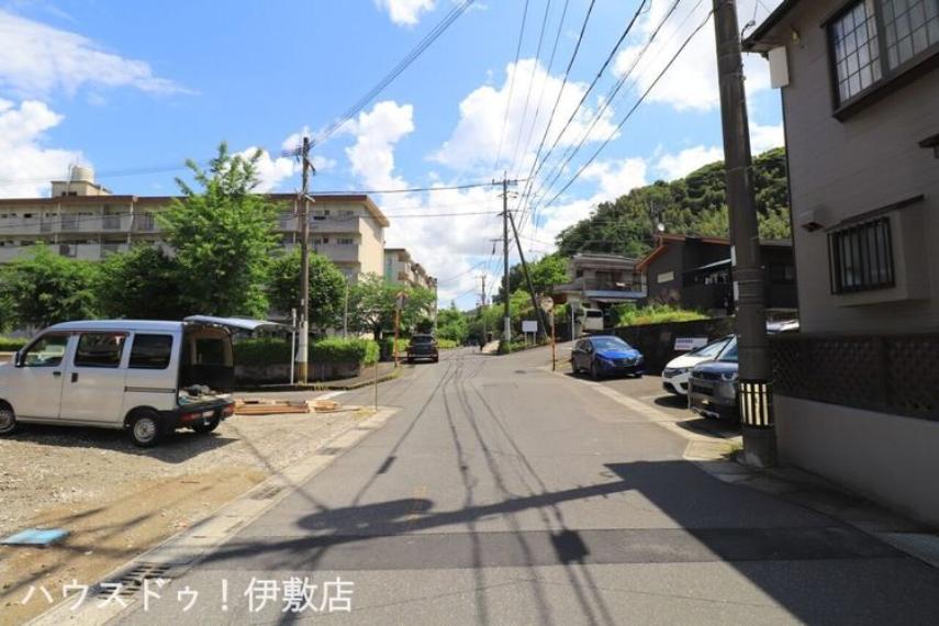 【前面道路】南側前面道路、東方面道路幅員約6.31mと離合も楽々です