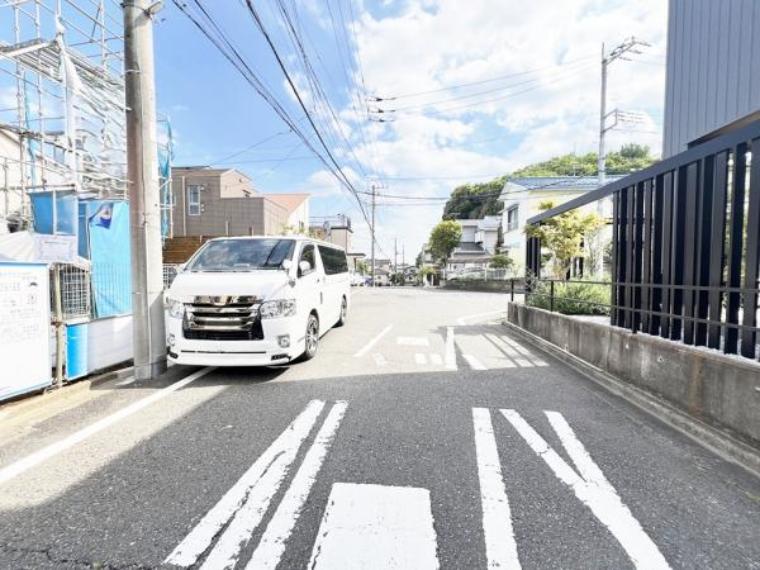 前面道路を含めた現地写真です。
