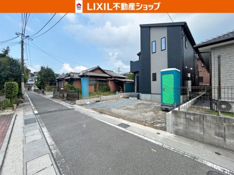 小学校徒歩2分、中学校徒歩15分。通学も安心の距離です。駐車場3台可能