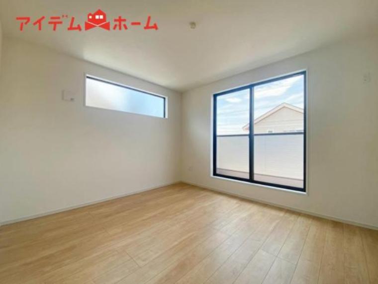 明るい寝室で心地のいい朝を迎えられそうです。<BR/>大きな窓からたっぷりの日差しが降り注ぐ明るい室内。