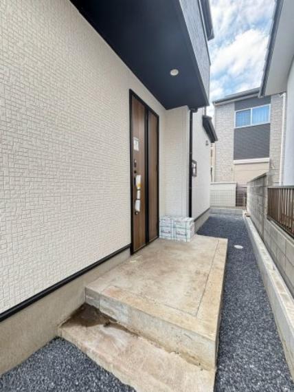 上品な玄関ポーチです！屋根が張り出しているため、雨の日でも濡れずに傘の開閉や荷物の整理が行えます！車から降りた後も焦らず快適に出入りできる、使い勝手の良さが魅力ですね！