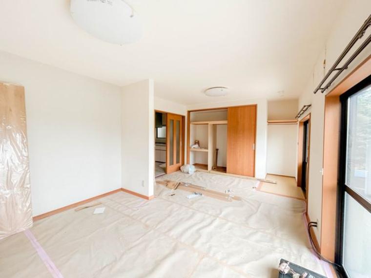 リビング　リフォーム中】クリーニング、元トイレの建具撤去、部分的にクロス張替。