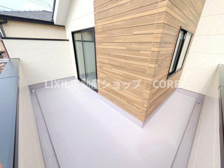 洗濯物が多い家族でも安心のワイドタイプのバルコニー採用！洗濯物も乾きやすいと思います。