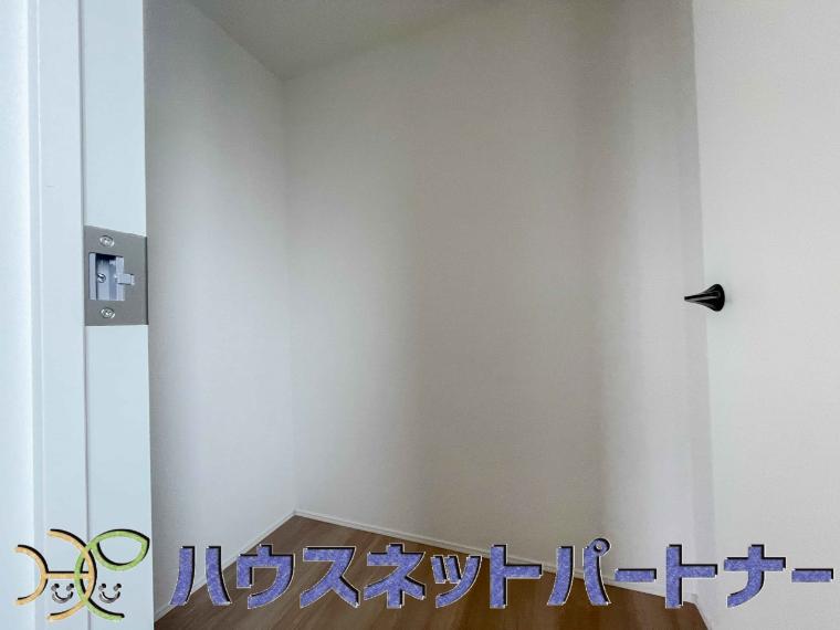 WICのメリットの1つ目は、1箇所にまとめて収納が出来ること。2つ目は、衣替えが必要ないこと。3つ目は、扉が少なくなり室内がスッキリ見えること。