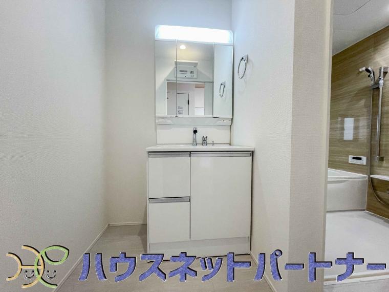 大きく見やすい三面鏡で清潔感ある洗面台は、身だしなみチェックや肌のお手入れに最適です。何かと物が増える場所だからこそ、スッキリと見映えの良い空間に拵えました。