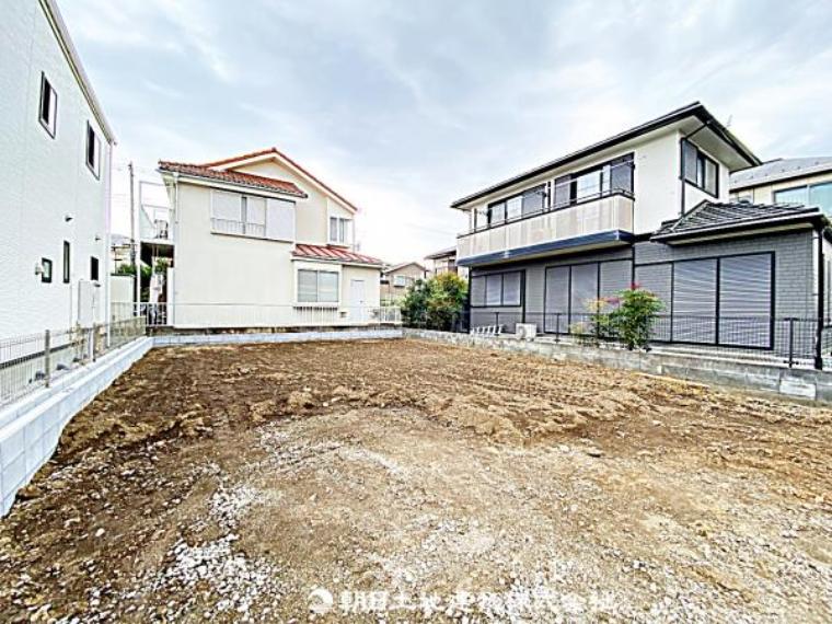 現在建築中の現場で工事進行中です。現地写真（2026年4月10日撮影）をご覧ください。