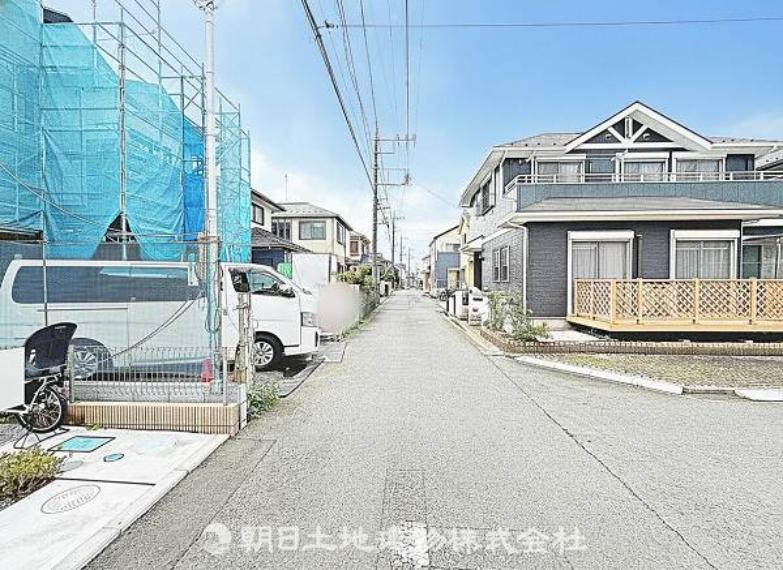 前面道路が広く、車の通行や駐車がしやすい立地です。開放感があり、快適に生活できる住まいです。