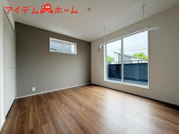 明るい寝室で心地のいい朝を迎えられそうです。<BR/>大きな窓からたっぷりの日差しが降り注ぐ明るい室内。