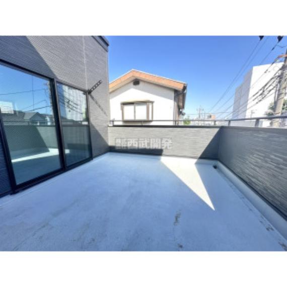 3階約13.24m2のとても広いバルコニー